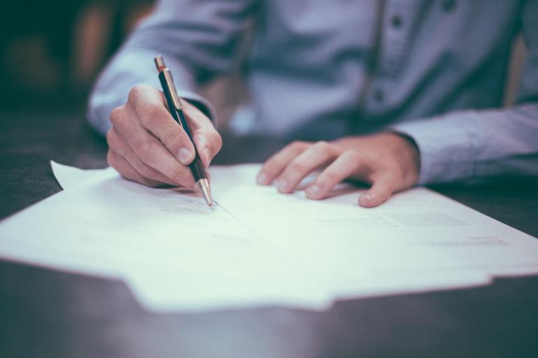 Personne signant des papiers
