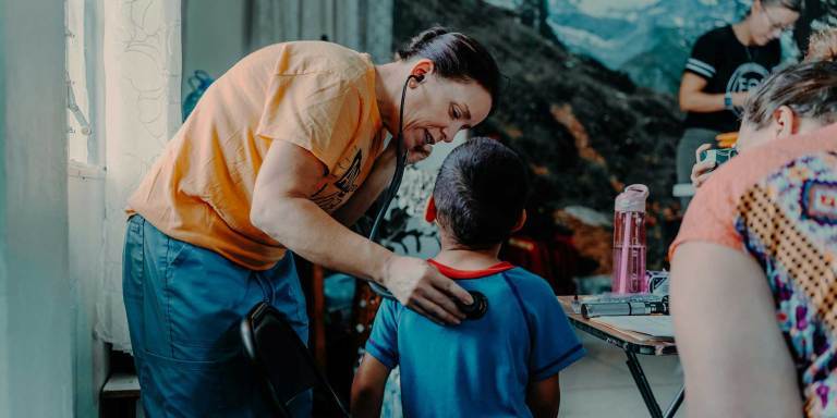 Une médecin qui examine sa jeune patiente lors d’un voyage humanitaire