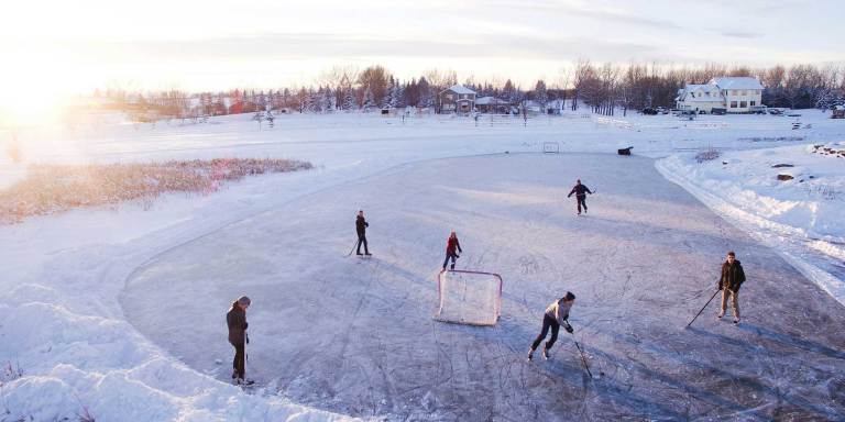 match de hockey sur glace en plein air