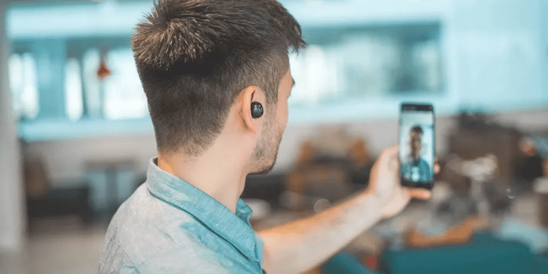 une personne qui réalise une vidéo