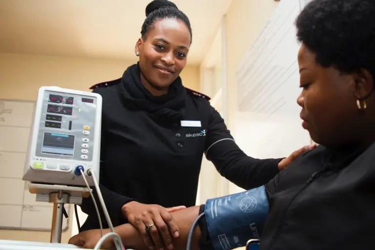 un patient en présence d'un professionnel de la santé