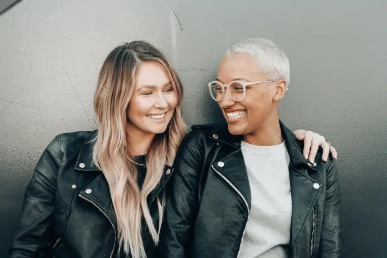 des amis qui se soutiennent mutuellement
