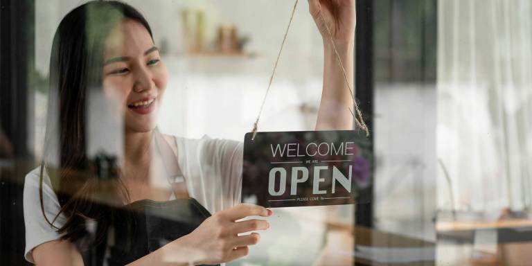 une femme qui ouvre son café