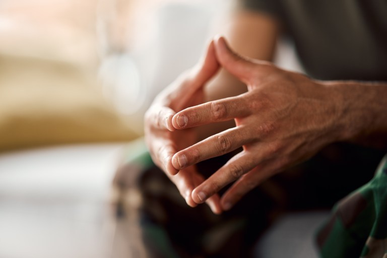 les mains concernées