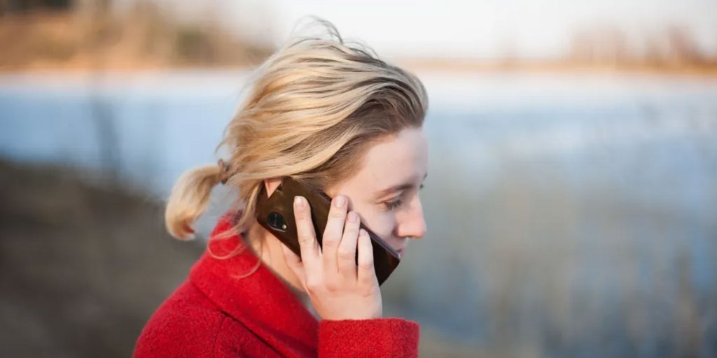 une femme au téléphone