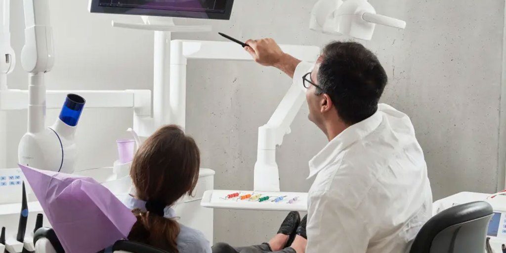 un dentiste montrant une radiographie à un patient
