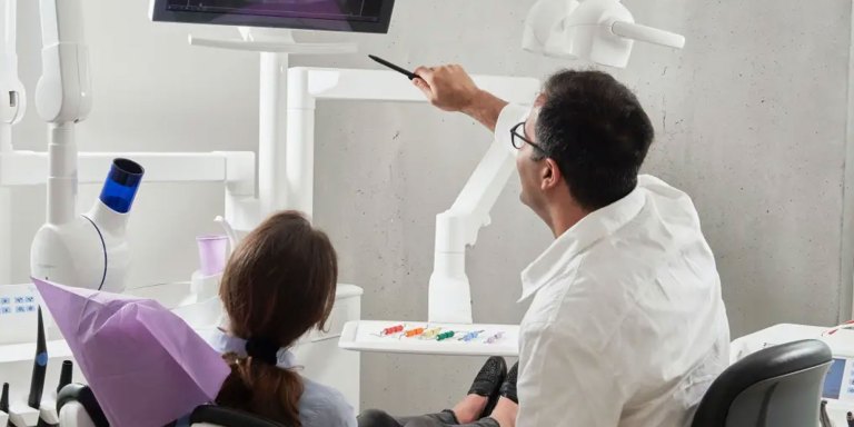 un dentiste montrant une radiographie à un patient