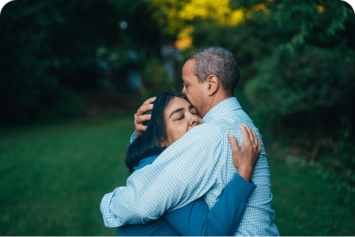 Un couple qui s'étreint