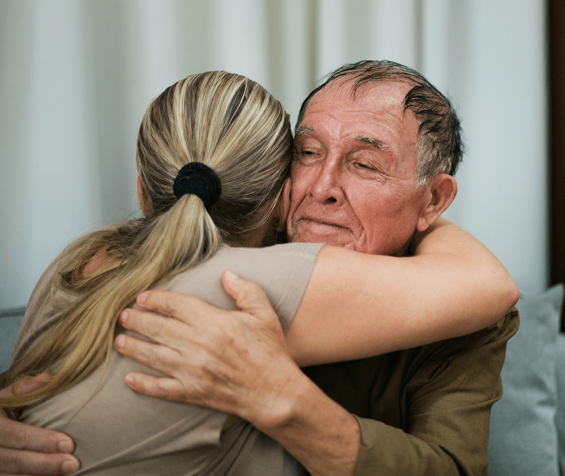 Un grand-père qui serre sa petite-fille dans ses bras