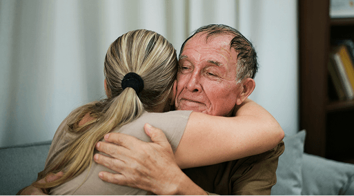 Un grand-père qui serre sa petite-fille dans ses bras
