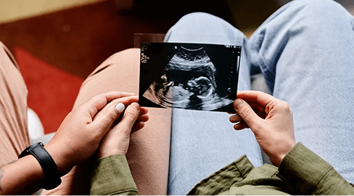 Un couple regardant une échographie