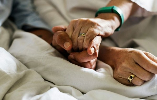 des gens qui se tiennent la main, détendus