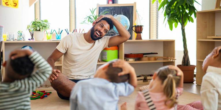 Un enseignant qui fait des étirements avec ses élèves