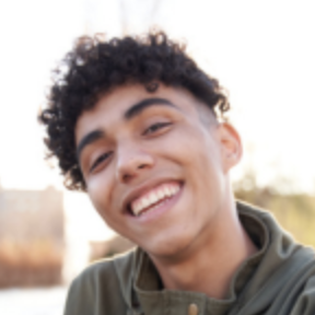 un jeune homme qui sourit