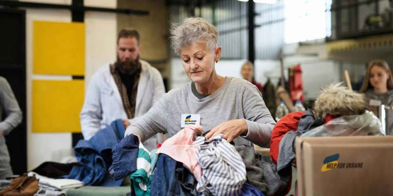 Bénévoles chargés d'emballer les vêtements donnés