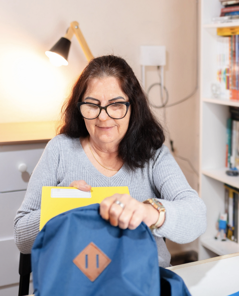 une femme qui remplit un sac à dos
