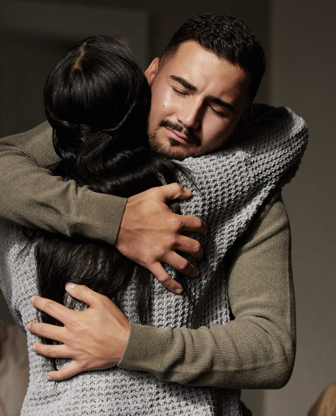 un couple qui se console mutuellement