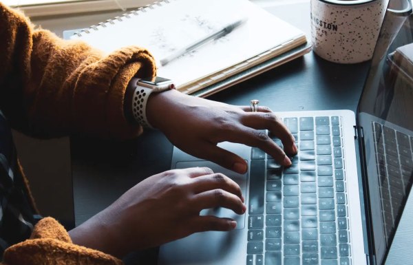 Des mains sur un clavier