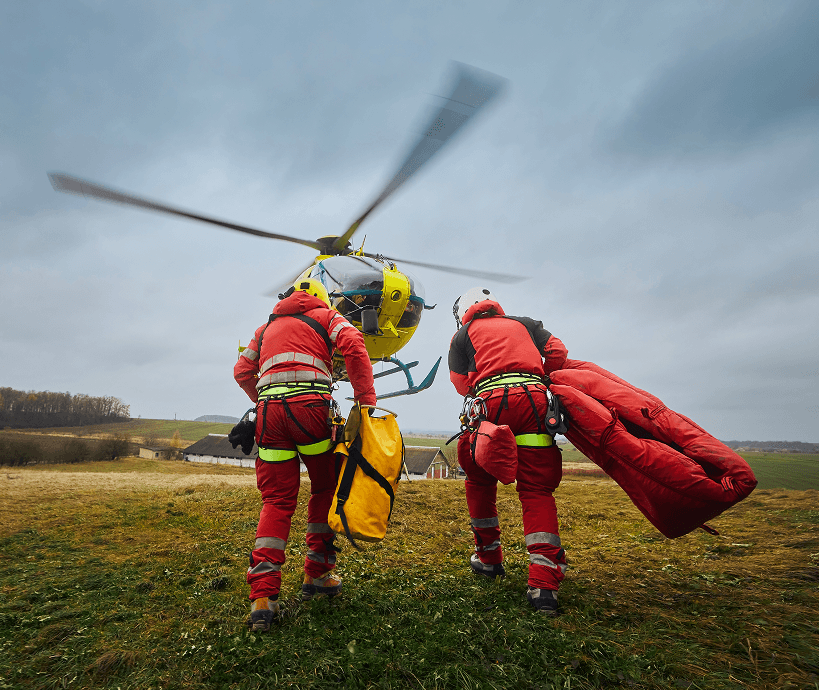 des secouristes se dirigeant vers une plate-forme d'atterrissage pour hélicoptères
