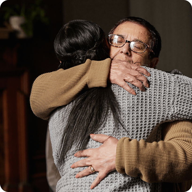 une mère qui serre sa fille dans ses bras