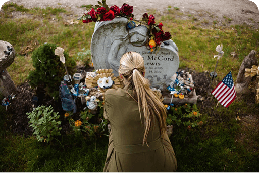 Une femme déposant des fleurs sur une tombe