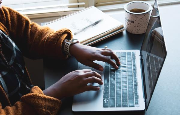Una persona che digita su un computer portatile