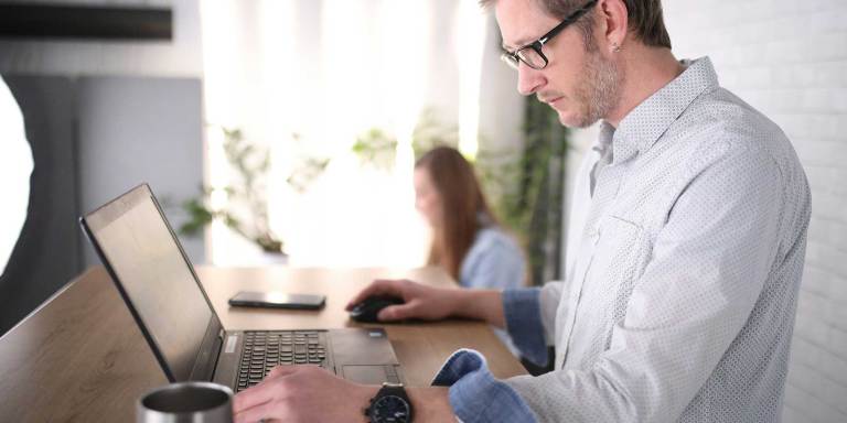 una persona in cerca di lavoro con un computer portatile