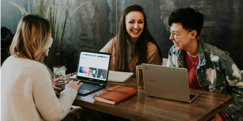 Amici che lavorano insieme