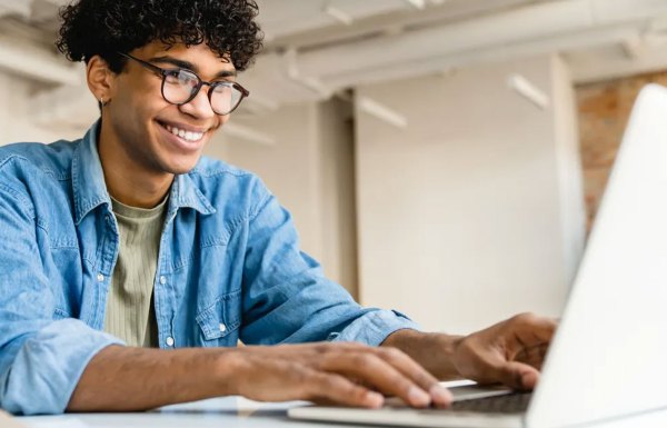 Een man die zijn inzamelingsactie op de computer bijwerkt