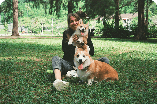 uma dona de animais de estimação com os seus dois cães